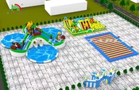 Büyük şişme sıçrayışlı atlama kalesi su parkı oyun alanı yüzme havuzu ile kaydırma açık hava eğlencesi çocuklar