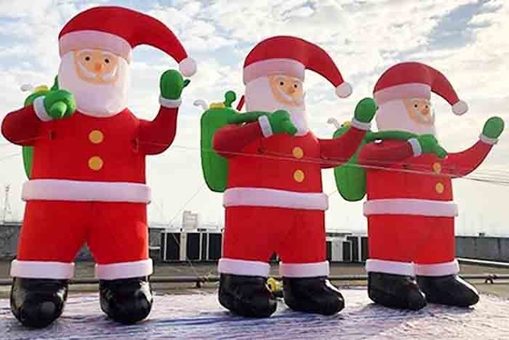 Dev Şişme Noel Baba Bahçesinde Noel Dekorasyonu Noel Baba Şişmelerini Havaya Uçurur