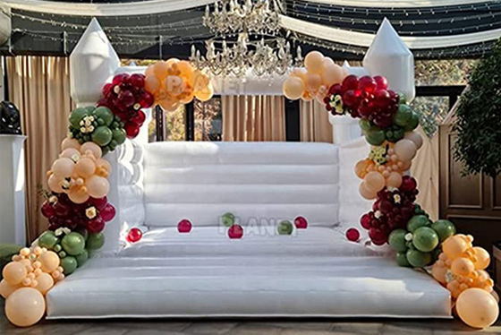 Beyaz Şişme Düğün Kalesi 13ft X 11.5ft X 10ft Açık Parti Yetişkin Yaşam Dolu Kaleler