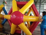 PVC / TPU Şişme Su Toy, Su Sporları İçin Su Üzerinde Renkli Yürüyüş Silindiri
