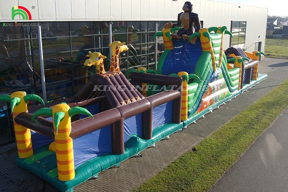 Çizgi ve Çitli Büyük Açık Hava Şişilebilir Engelleme Meydanı Trampolin ve Çizgili Atlama Atlama Spor Oyunu